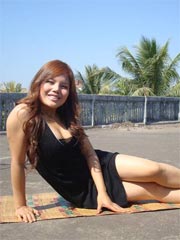 Busty and sexy Filipino amateur girlfriend is posing outdoor