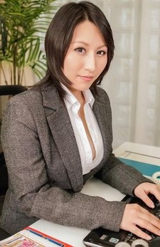 Yuuna Hoshisaki jerks him off for asian cumshots in public